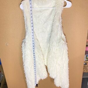 Chic Faux Fur Vest in Cream